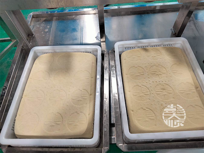 自動(dòng)豆腐機(jī)生產(chǎn)出來的豆腐